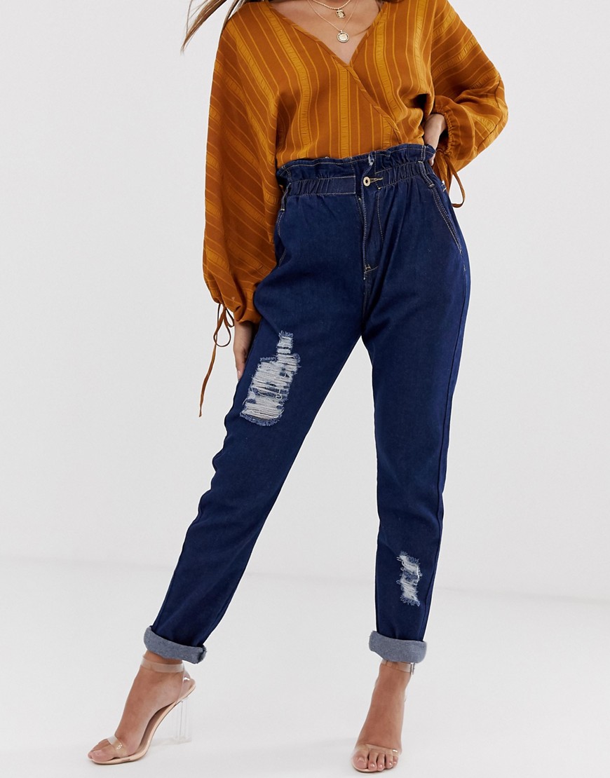 Mom jeans med paperbag-talje og slitage fra In The Style-Blå