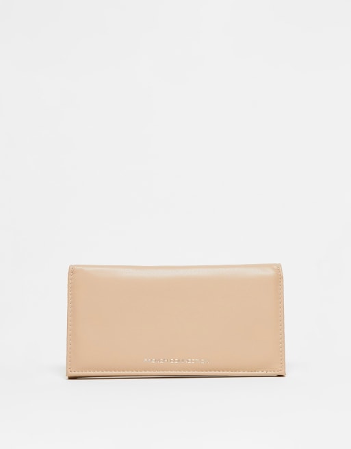 Monedero alargado color topo con solapa de French Connection