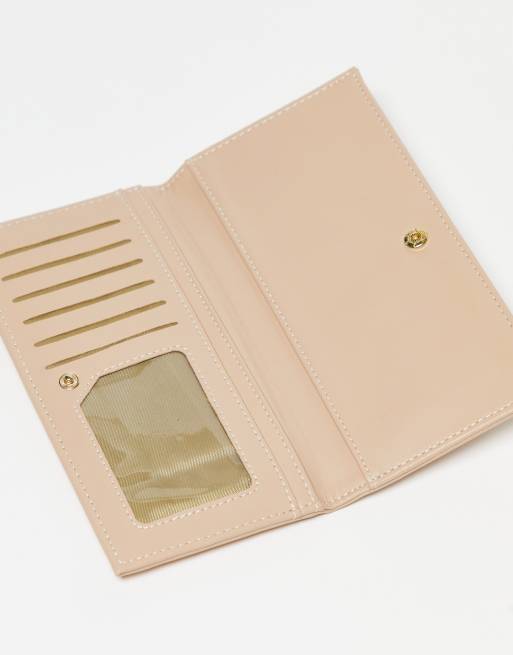 Monedero alargado color topo con solapa de French Connection, 2 de 4