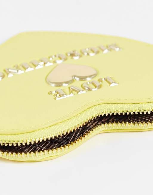 Monedero amarillo con logo y diseño en forma de corazón de Love Moschino, 2 de 4