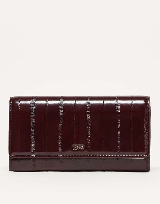 Monedero rojo cereza texturizado con detalle de pespuntes de Mango