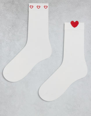 Monki - 2-Pack Crew-Socken in Weiß mit rotem Herz-Detail