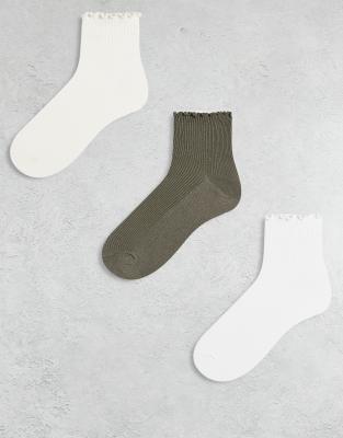 Monki - 3er-Pack Knöchelsocken in Weiß, Beige und Khaki mit Rüschenkante-Bunt