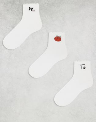 Monki - 3er-Pack Knöchelsocken in Weiß mit bestickten Motiven und Rüschenkante