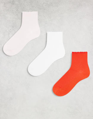 Monki - 3er-Pack Socken in Rosa, Weiß und Rot mit Kräuselsaum-Bunt