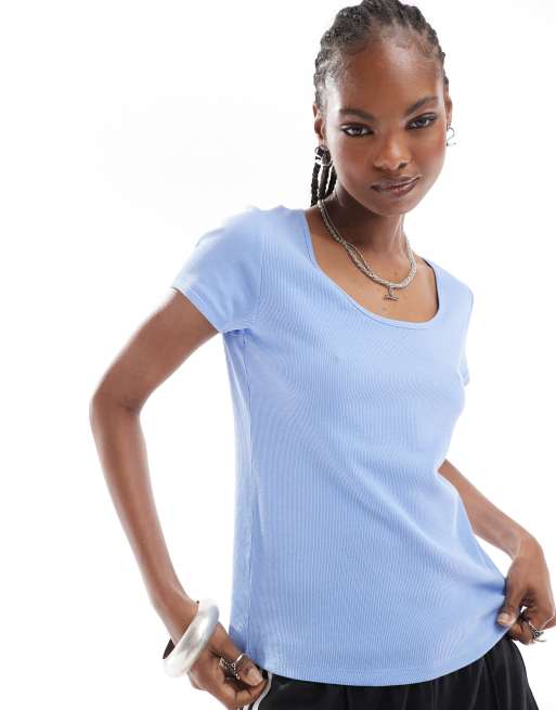 Monki - Aansluitende top met korte mouwen en lage ronde hals in blauw