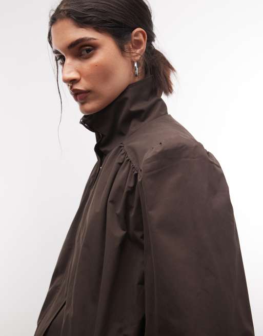Monki - abrigo trench marrón oscuro con cuello alto y mangas abullonadas, 3 de 4