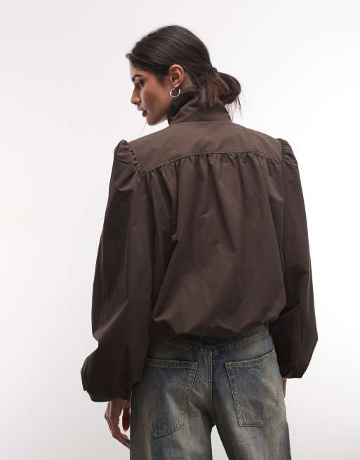 Monki - abrigo trench marrón oscuro con cuello alto y mangas abullonadas, 4 de 4