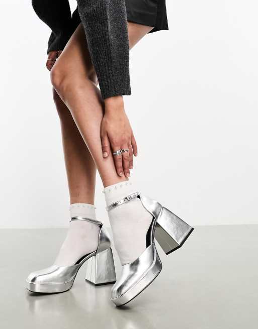 Monki – Absatzschuhe in Metallic-Silber mit eckiger Zehenpartie und Plateausohle