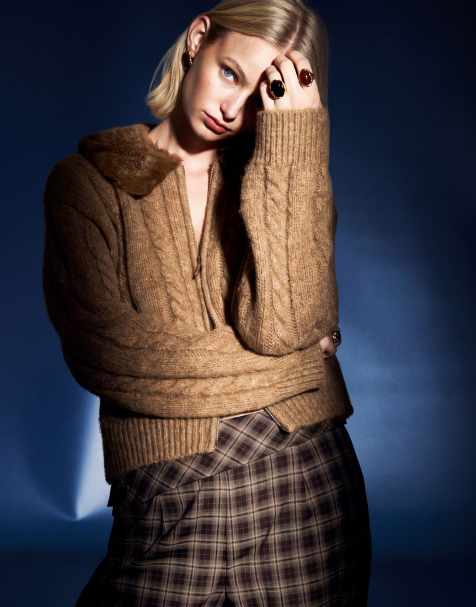 Monki afneembare faux-fur kraag kabelgebreid jack in bruin - view 1
