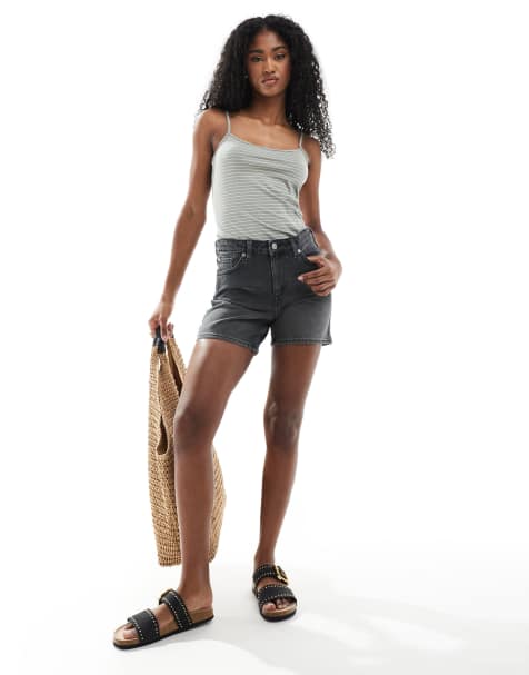 Monki – Aimo – Legere Jeansshorts mit Waschung in Schwarz - view 1