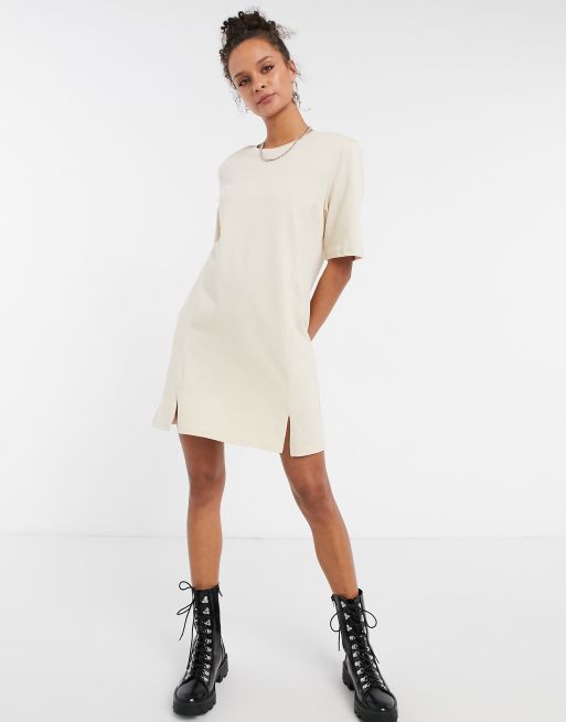 Monki – Andrea – Bawełniana sukienka t-shirtowa mini z poduszkami na ramionach w beżowym kolorze – BEIGE