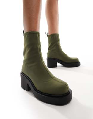 Monki - Ankle-Boots zum Reinschlüpfen in Khaki mit Plateausohle und Absatz-Grün