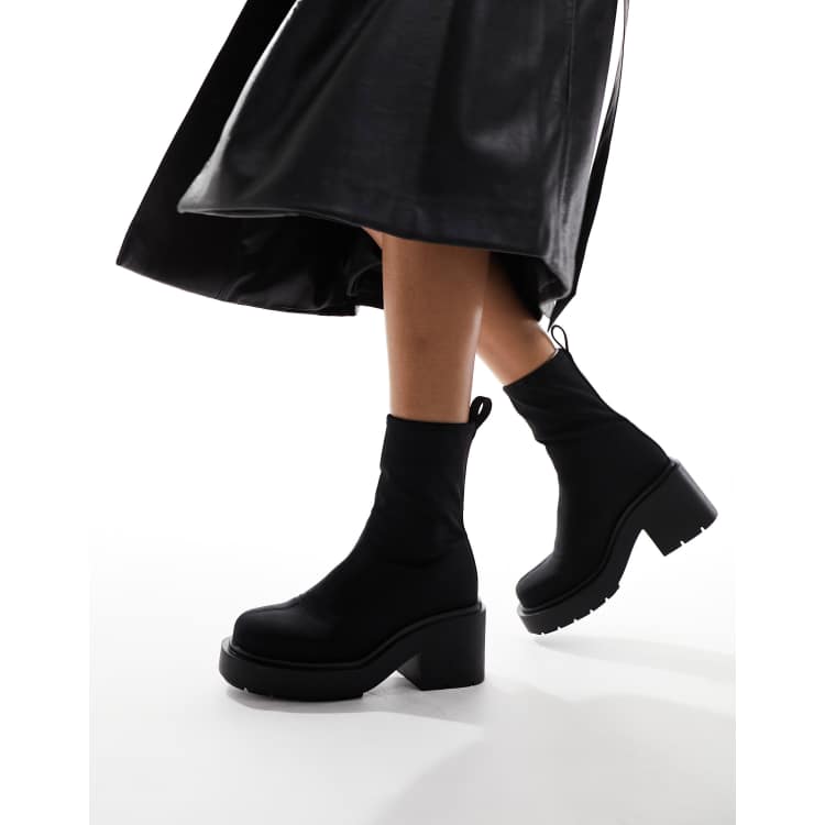 Monki – Ankle-Boots zum Reinschlüpfen in Schwarz mit