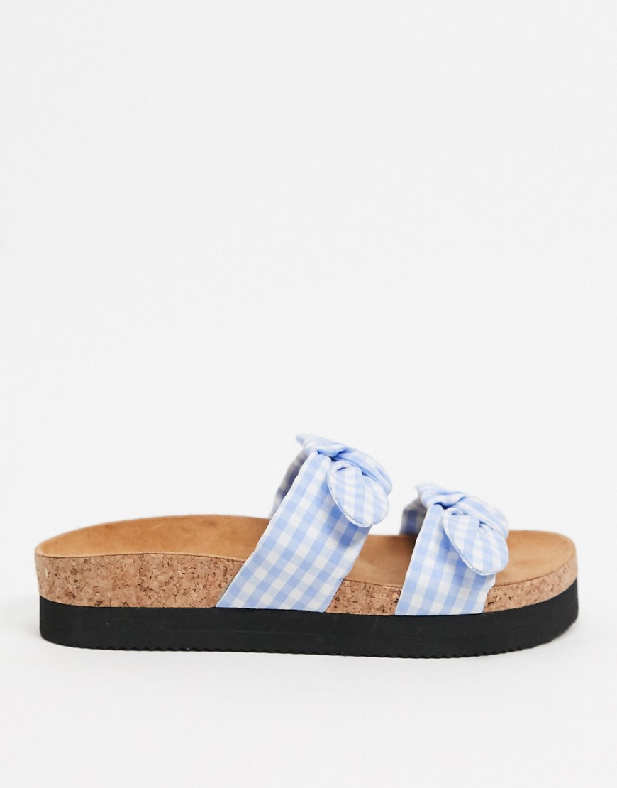 Monki – Anok – Ljusblå, ginghamrutiga, platta sandaler med rosetter