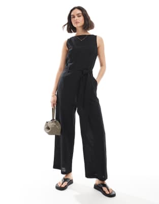 Monki - Ärmelloser Jumpsuit aus Leinen in Schwarz mit Bindegürtel