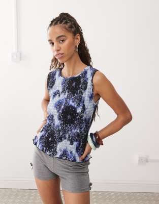 Monki - Ärmelloses, gesmoktes Hänger-Tanktop in Blau mit Rüschensaum und Print