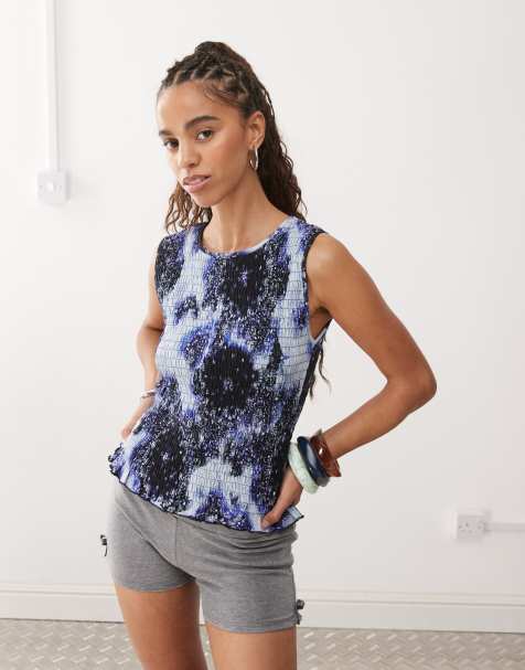 Monki – Ärmelloses, gesmoktes Hänger-Tanktop in Blau mit Rüschensaum und Print - view 1