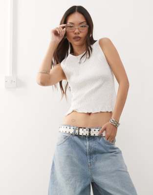 Monki - Ärmelloses, gesmoktes Hänger-Tanktop in Weiß mit Rüschensaum