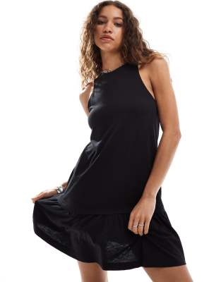 Monki - Ärmelloses Jersey-Minikleid in Schwarz mit tief sitzender Taille