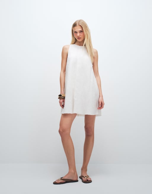 Monki – Ärmelloses Minikleid aus Leinenmix in Weiß mit A-Linien-Schnitt und ausgefranstem Saum, 2 von 11