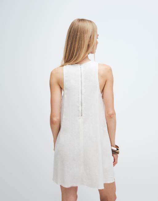 Monki – Ärmelloses Minikleid aus Leinenmix in Weiß mit A-Linien-Schnitt und ausgefranstem Saum, 4 von 11