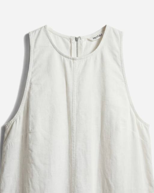 Monki – Ärmelloses Minikleid aus Leinenmix in Weiß mit A-Linien-Schnitt und ausgefranstem Saum, 7 von 11