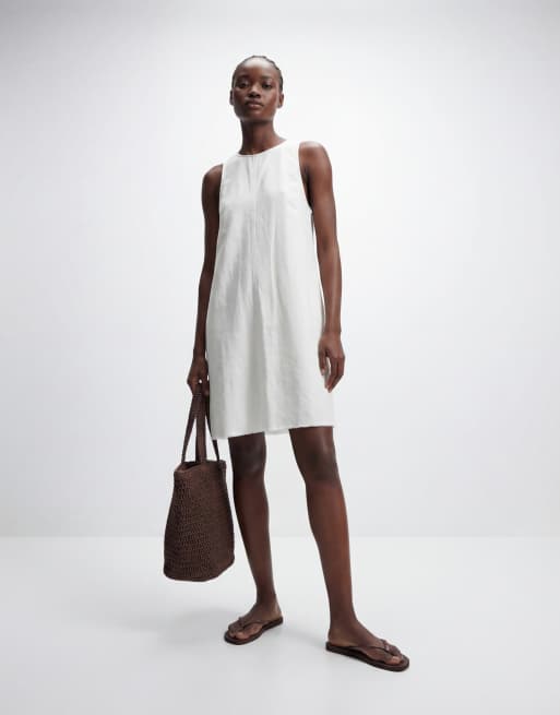 Monki – Ärmelloses Minikleid aus Leinenmix in Weiß mit A-Linien-Schnitt und ausgefranstem Saum, 8 von 11