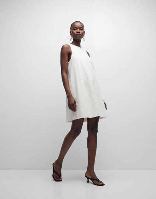 Monki – Ärmelloses Minikleid aus Leinenmix in Weiß mit A-Linien-Schnitt und ausgefranstem Saum, 9 von 11