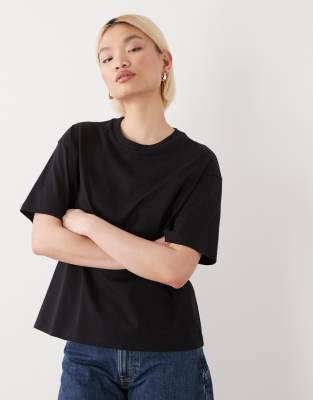 Monki - Ash - Kastiges T-Shirt in Schwarz
