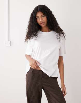 Monki - Ash - Kastiges T-Shirt in Weiß