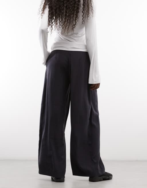 Monki asymmetrische, plissierte Anzughose in Marineblau, 5 von 5