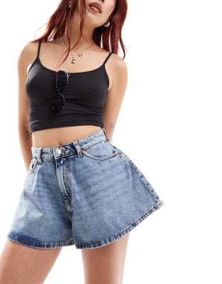 Monki - Ausgestellte Jeansshorts mit zweifarbiger Waschung in Mittelblau