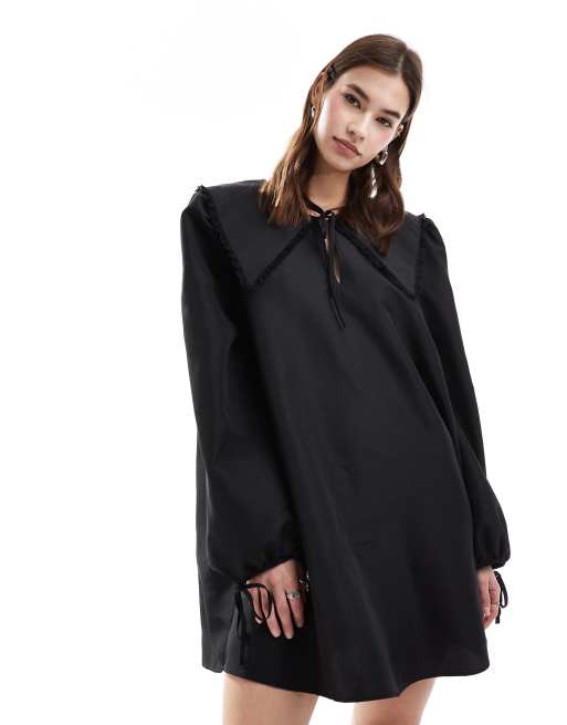 Monki – Ausgestelltes Minikleid in Schwarz mit Kragen und Bindebändchen an den Ärmelabschlüssen