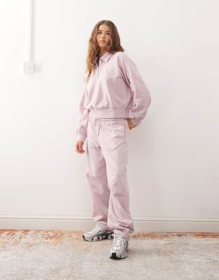 Monki - Barrel-Jogginghose in Beige mit Paspeldetails in Hellrosa, Kombiteil