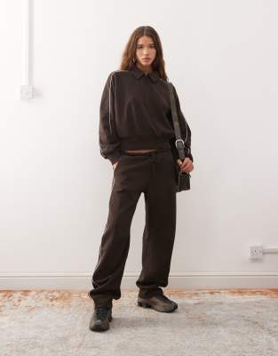 Monki - Barrel-Jogginghose in Schokobraun mit Paspeldetails in Beige, Kombiteil-Brown