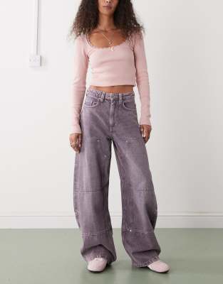 Monki - Barrel-Leg-Jeans in verwaschenem Fliedergrau mit Aufnäher