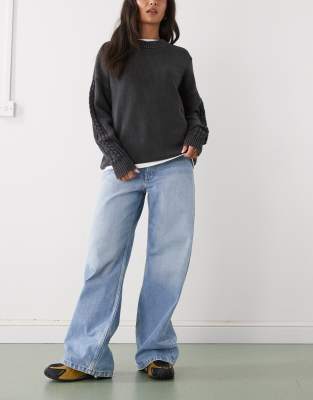 Monki - Barrel Leg Jeans in verwaschenem Mittelblau