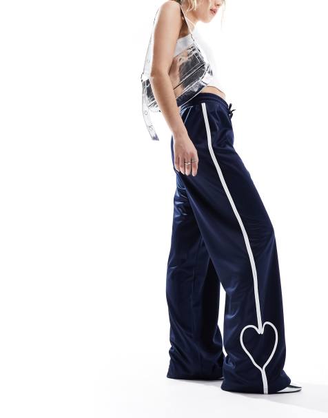 Monki - Bas de survêtement droit avec bande et détail cœur - Bleu marine/blanc - view 1