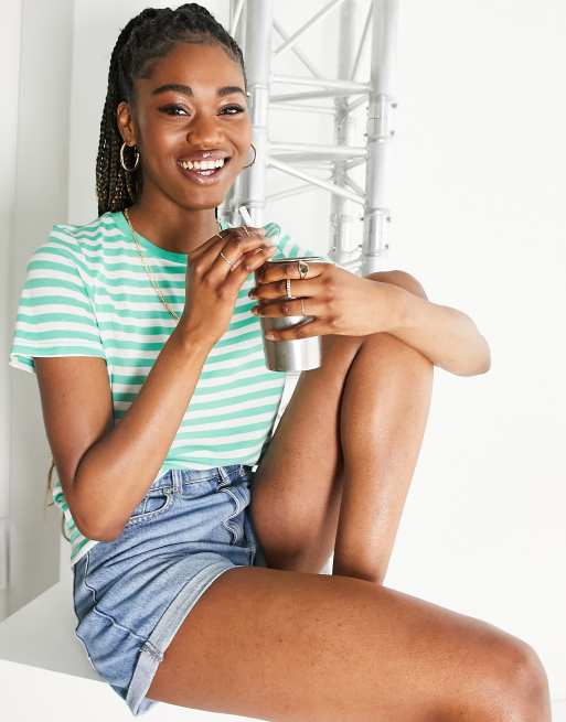 Monki – Bawełniany T-shirt o luźnym kroju z krótkim rękawem w jasnozielone paski – MULTI