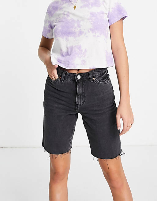 Monki - Bea - Pantaloncini di jeans taglio lungo in cotone lavaggio nero - BLACK