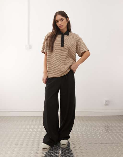 Monki - Beige og sortstribet poloskjorte med korte ærmer og firkantet pasform