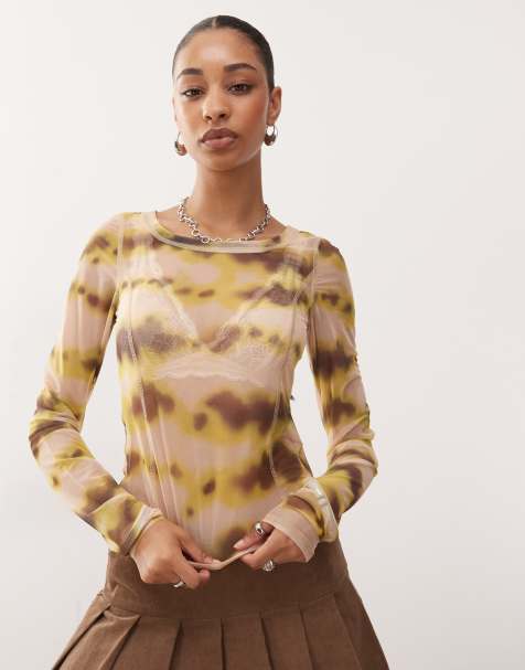 Monki – Beżowo-żółty siateczkowy prześwitujący top z długimi rękawami we wzór - view 1