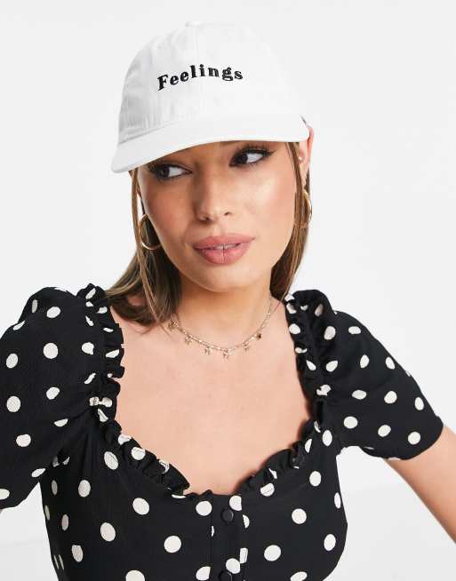 Monki – Biała czapka z daszkiem z napisem Feelings
