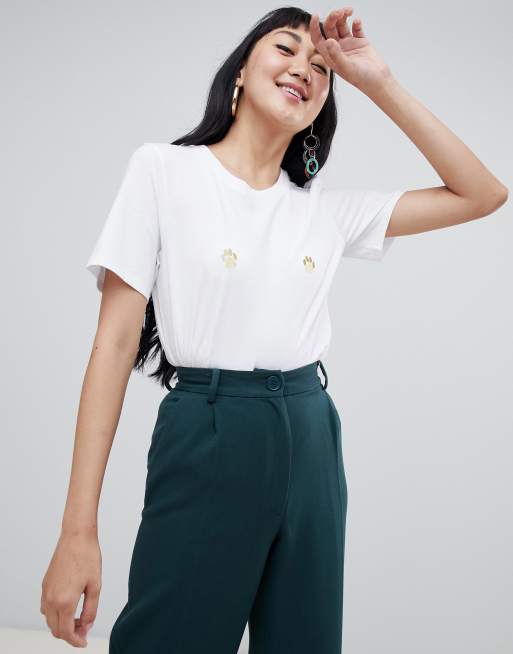 Monki – Biały luźny T-shirt z nadrukiem złotych łapek