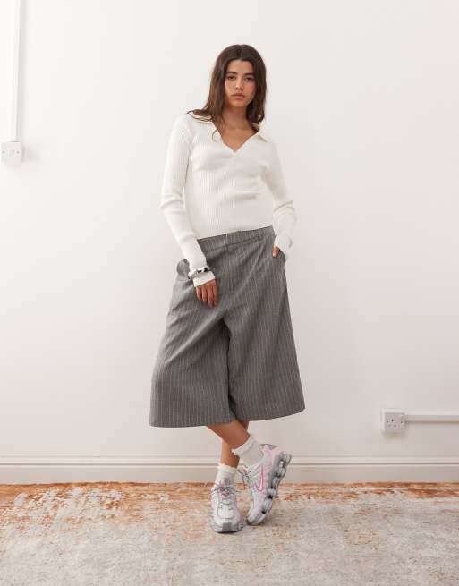 Monki – Biały prążkowany top z długimi rękawami i kołnierzykiem, 2 z 4