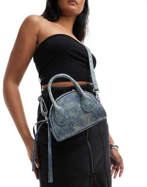 Monki – Blå, liten handväska med handtag upptill i denimlook