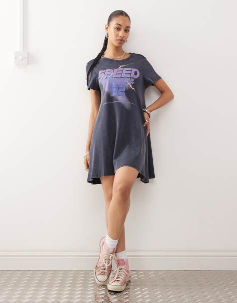 Monki - Blå T-shirt-minikjole med korte ærmer, sænket talje og 'Speed'-print - view 1
