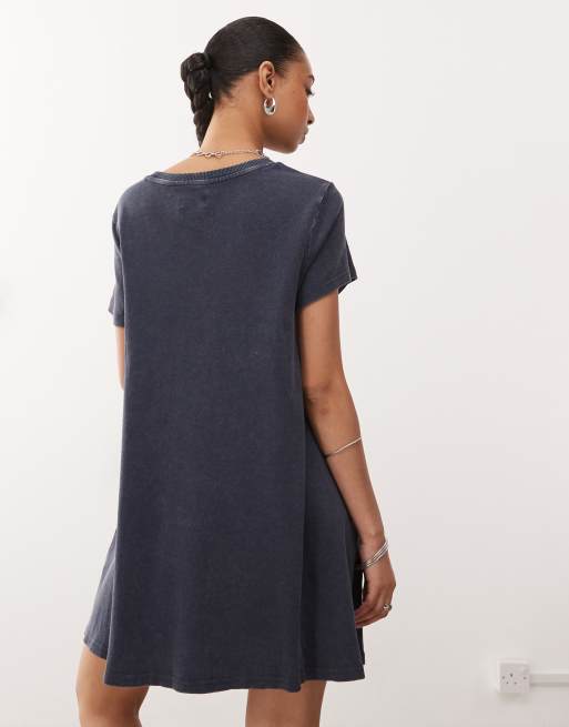 Monki – Blå t-shirtklänning i minilängd med korta ärmar, sänkt midja och Speed-tryck  , 4 av 4