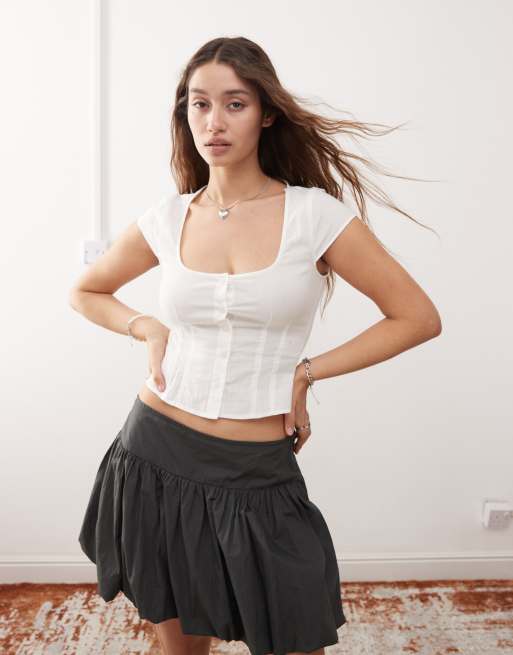 Monki - Blouse en coton à manches courtes et encolure dégagée - Blanc